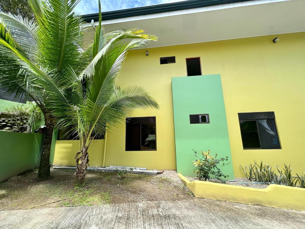 Yellow House Quepos Ngoại thất bức ảnh